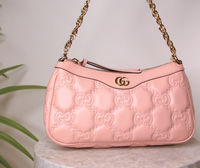 Gucci GG Matelassé — růžová kabelka