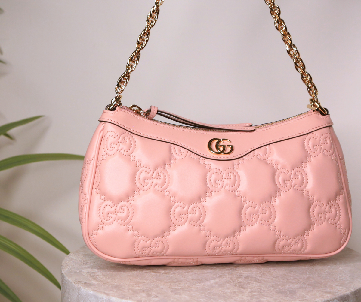 Gucci GG Matelassé — růžová kabelka