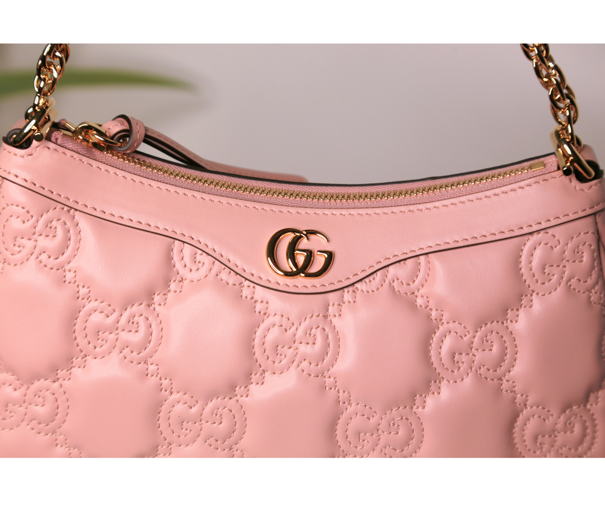 Gucci GG Matelassé — růžová kabelka