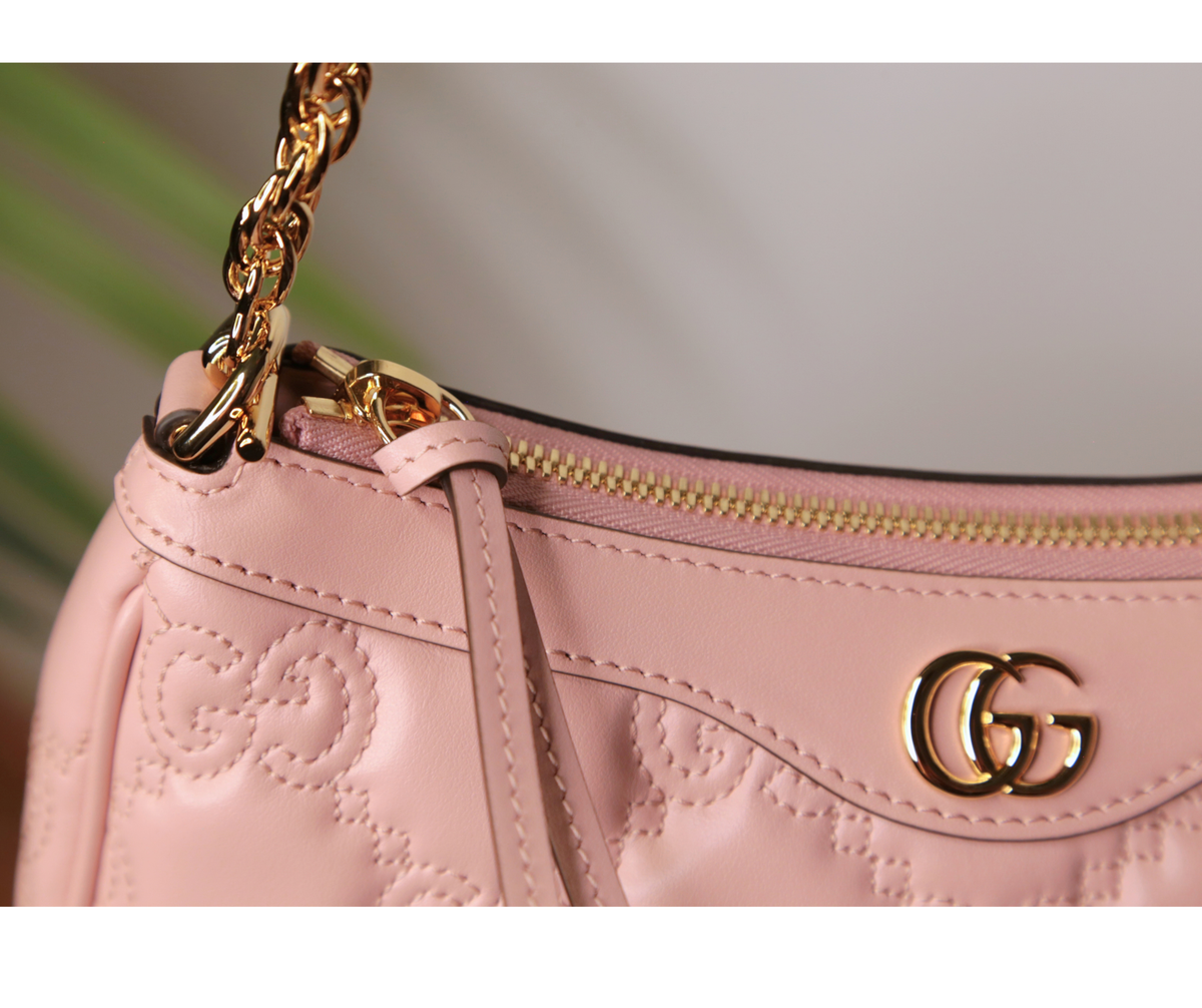 Gucci GG Matelassé — růžová kabelka