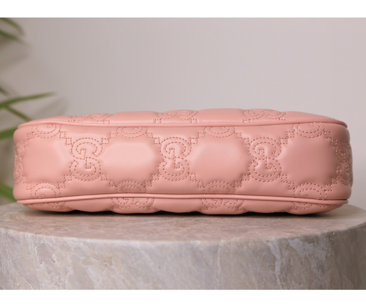 Gucci GG Matelassé — růžová kabelka