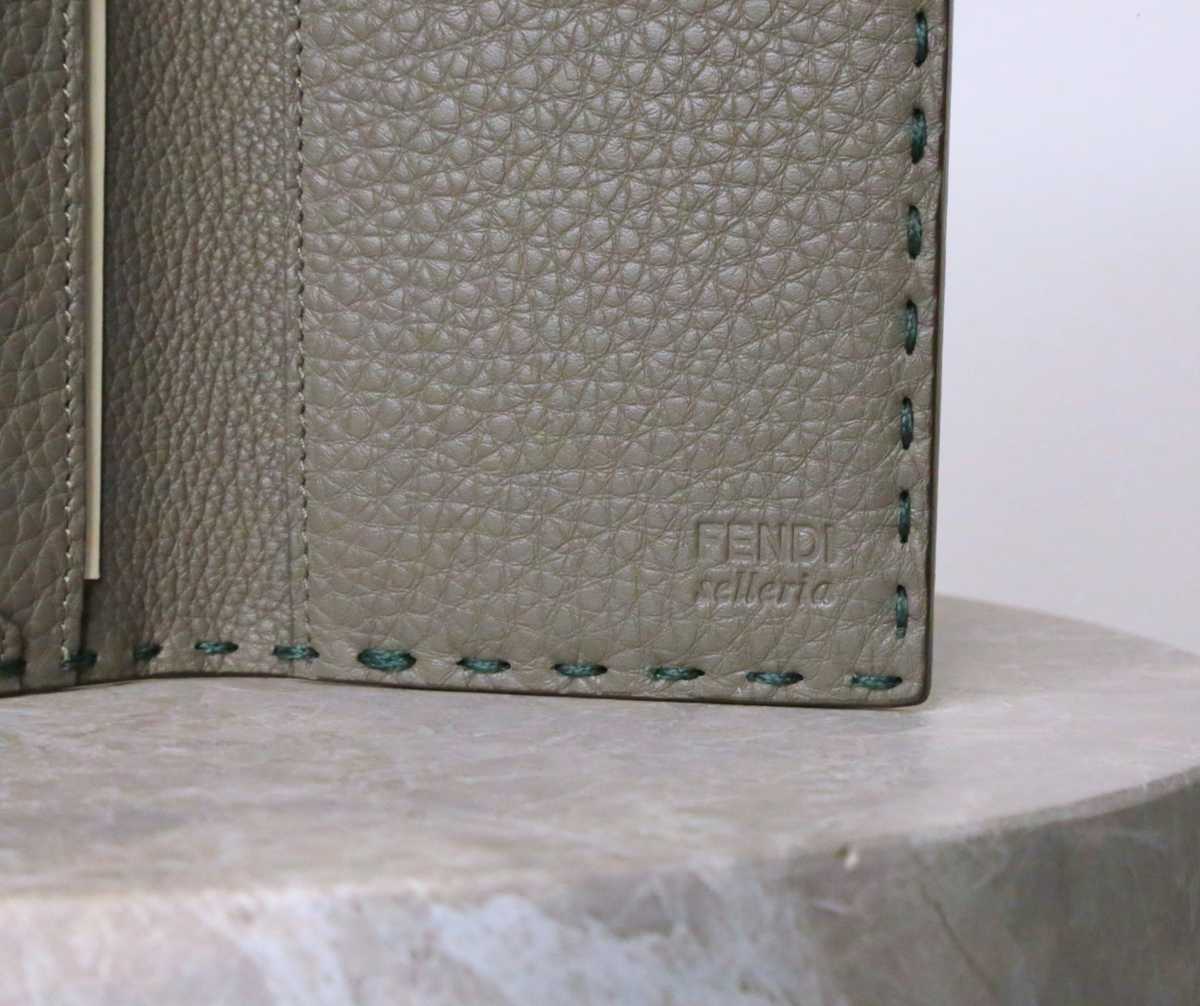 Fendi CardHolder — tmavě zelené pouzdro na karty — fotografie 5