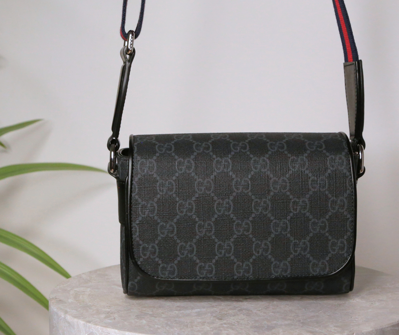 Gucci GG Supreme Mini — černá kabelka přes rameno — fotografie 1