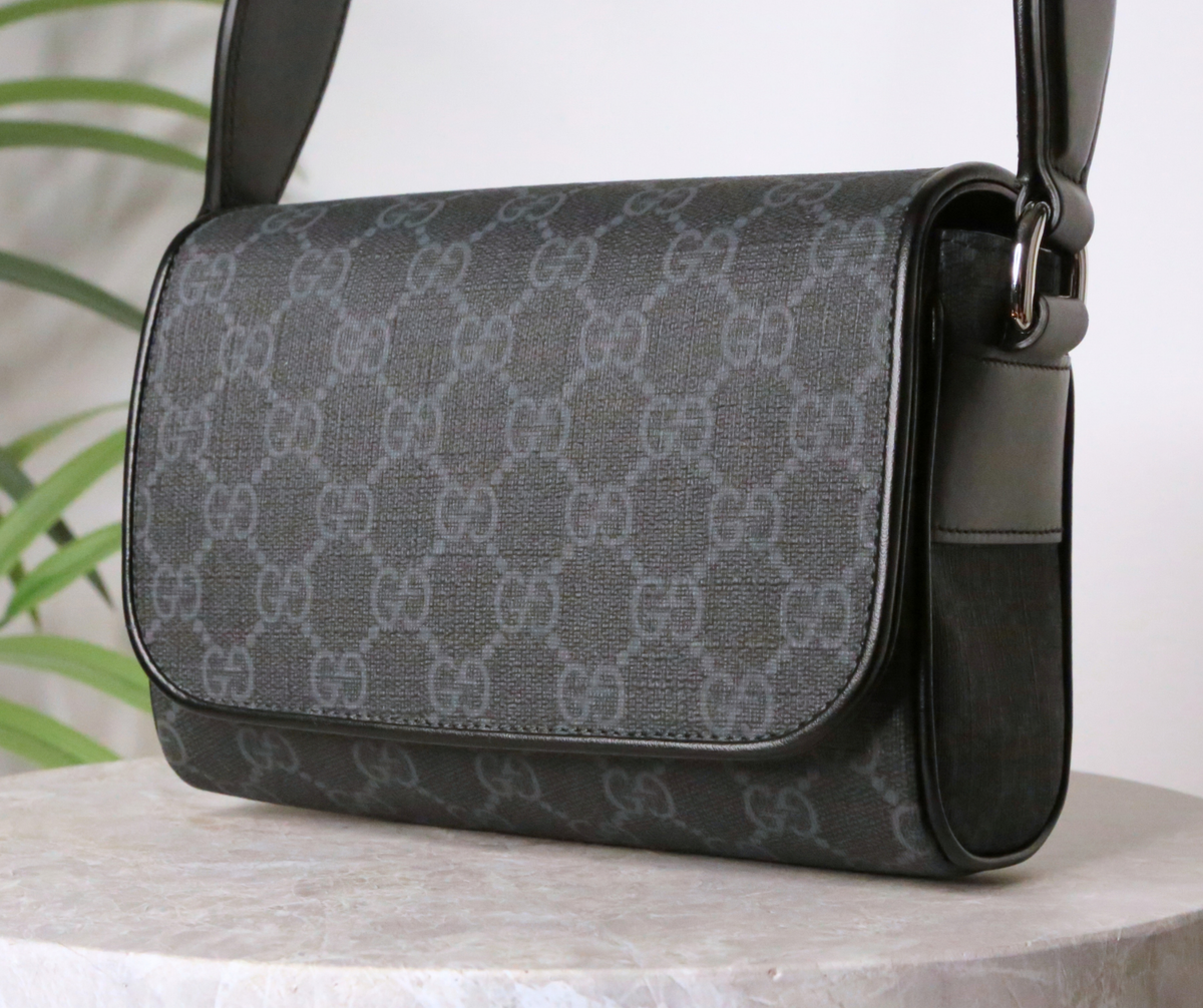 Gucci GG Supreme Mini — černá kabelka přes rameno — fotografie 3