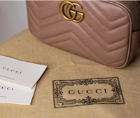 Gucci GG Marmont Mini — béžová kabelka — fotografie 11