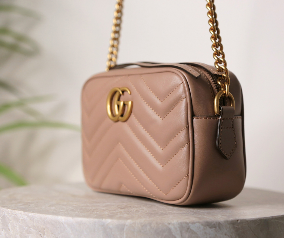 Gucci GG Marmont Mini — béžová kabelka — fotografie 3