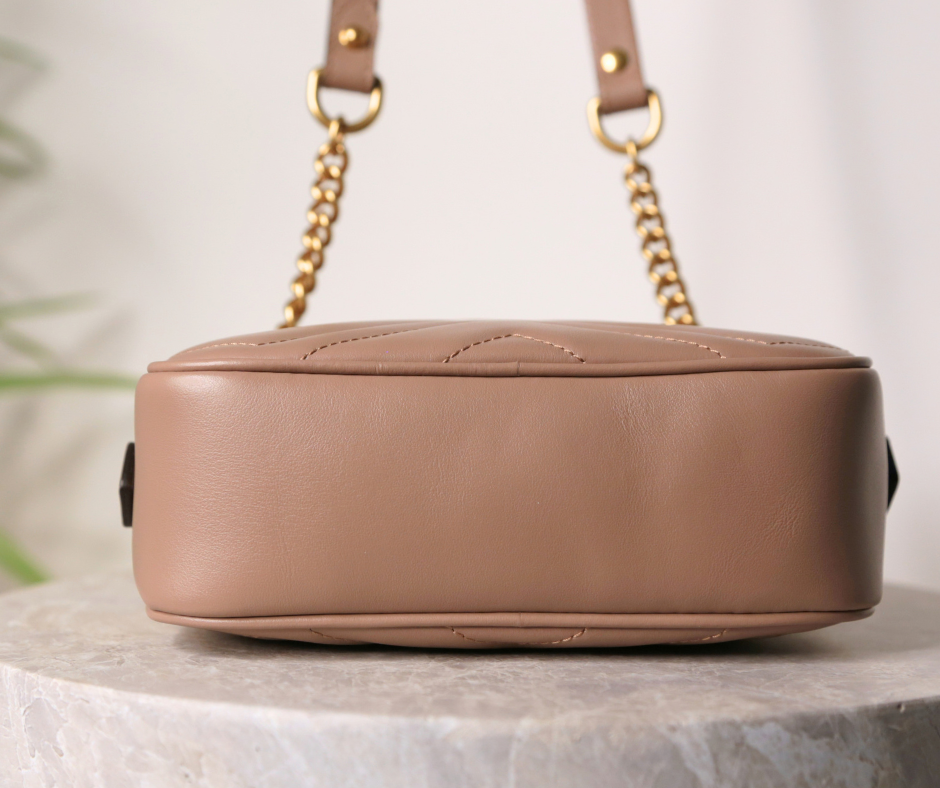 Gucci GG Marmont Mini — béžová kabelka — fotografie 7